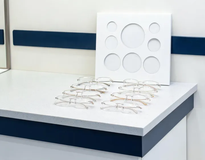 Retail staging for rimless progressive glasses for women